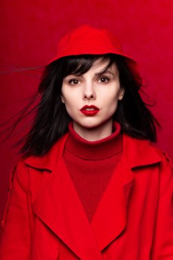 Kırmızı arka planda güzel bir kız.