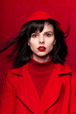 Kırmızı arka planda güzel bir kız.
