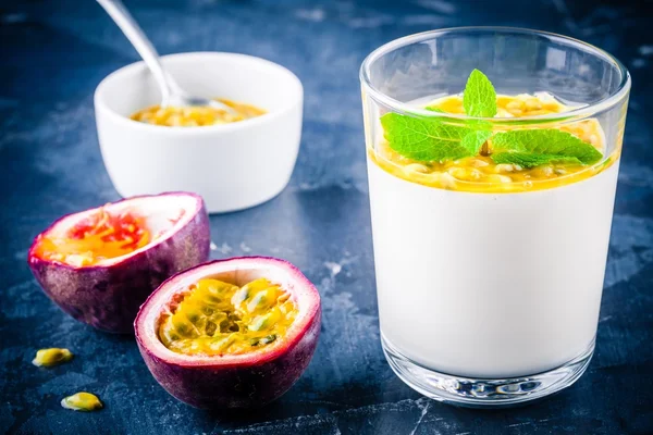 Postre Panna cotta con maracuyá y menta —  Fotos de Stock