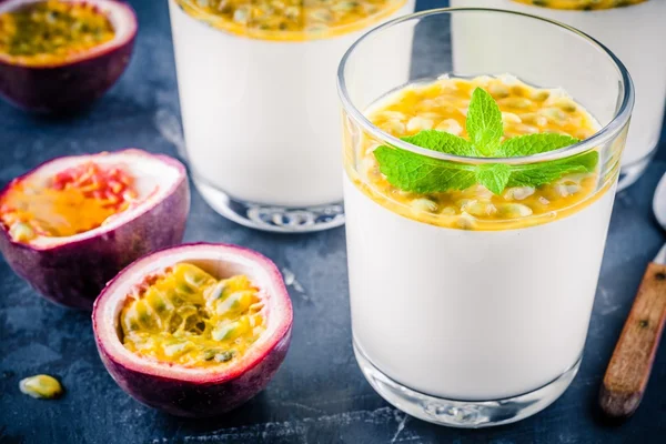 Postre Panna cotta con maracuyá y menta —  Fotos de Stock