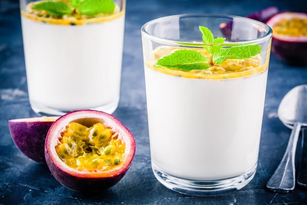 Postre Panna cotta con maracuyá y menta —  Fotos de Stock