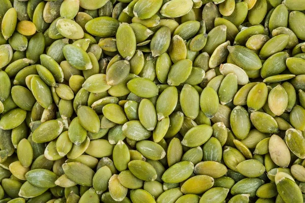 Sementes de abóbora orgânica em uma tigela de argila — Fotografia de Stock