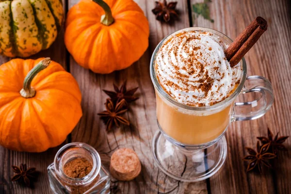 Latte de especiarias de abóbora com chantilly — Fotografia de Stock