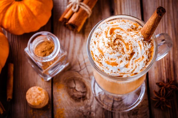 Latte de abóbora com chantilly e caramelo — Fotografia de Stock