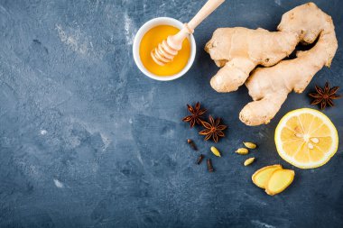 çay için malzemeler: zencefil, limon, bal, anason, karanfil ve kakule