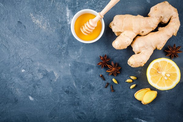 ингредиенты для чая: имбирь, лимон, мед, анисе, гвоздика и кардамон
