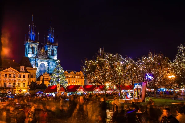Kerstsfeer in Old Town Square, Prague, Tsjechië — Stockfoto