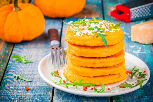 Pumpkin pannkakor med chili peppar, parmesanost och rucola — Stockfoto