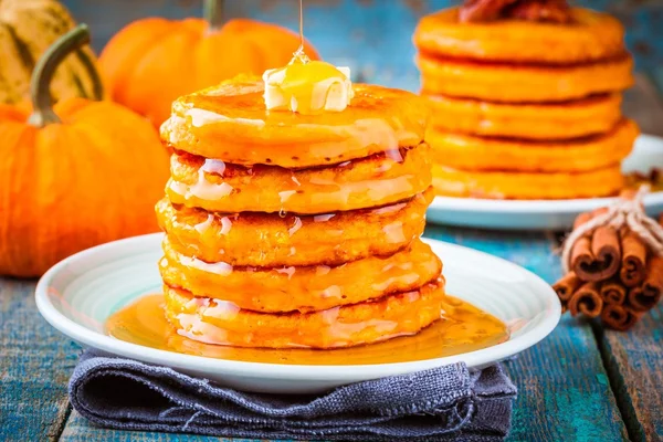 Pumpkin pannkakor med honung och smör — Stockfoto
