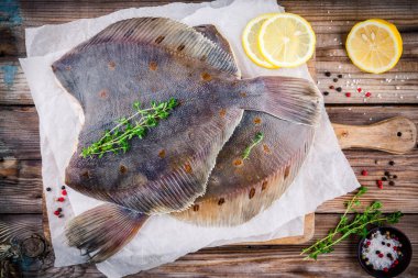 Ham pisi balığı balık, ahşap masa üzerinde yassı balıklar