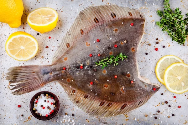 Pesce passera di mare crudo, pesce piatto su sfondo rustico — Foto Stock