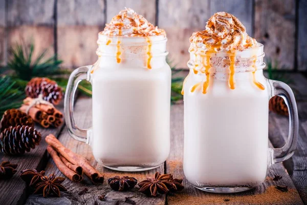 クリスマスの飲み物: ホット ホワイト チョコレート、ホイップ クリームとキャラメルで石工の jar ファイル — ストック写真