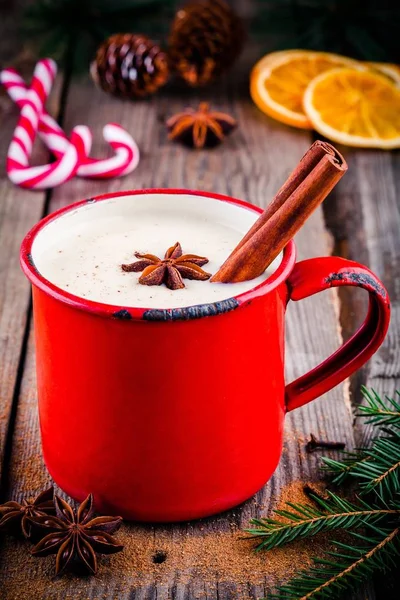 Bebida de Natal: gemada com canela e anis em caneca vermelha — Fotografia de Stock