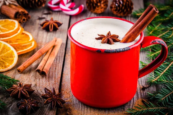 Bebida de Natal: chocolate branco quente com canela e anis em caneca vermelha — Fotografia de Stock