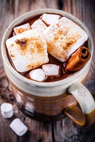 Horká čokoláda s marshmallows a skořice v hrnek — Stock fotografie