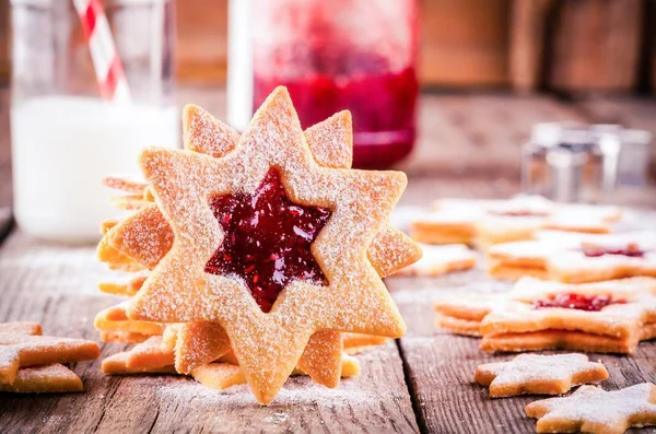 Natal Linzer biscoitos com geléia de framboesa — Fotografia de Stock