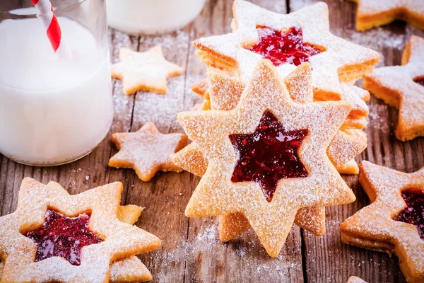 Christmas Linzer cookies with raspberry jam — Stock Photo, Image