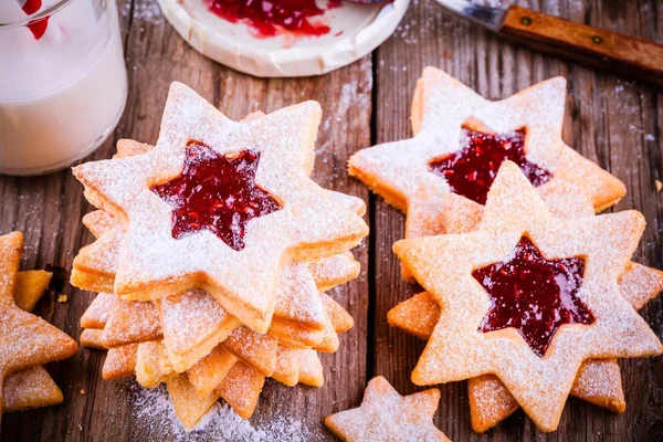 Christmas Linzer cookies with raspberry jam — Stock Photo, Image