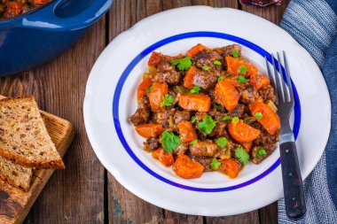 havuç ile demlenmiş sığır eti