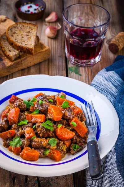 Rindfleisch mit Karotten geschmort — Stockfoto