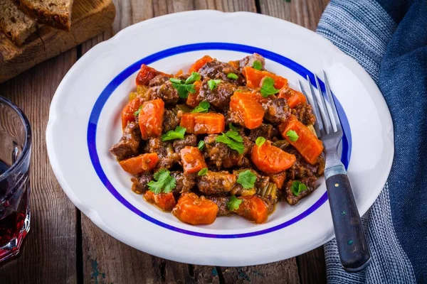 Rindfleisch mit Karotten geschmort — Stockfoto