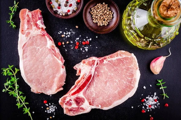 Свіже сире м'ясо свинини на темному фоні — стокове фото