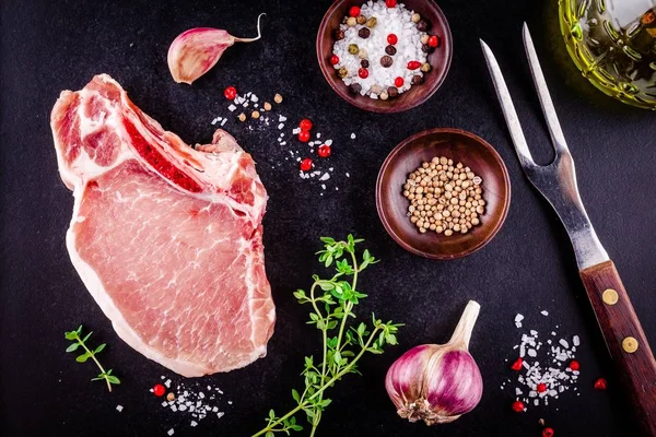 Carne fresca cruda di maiale su fondo scuro — Foto Stock