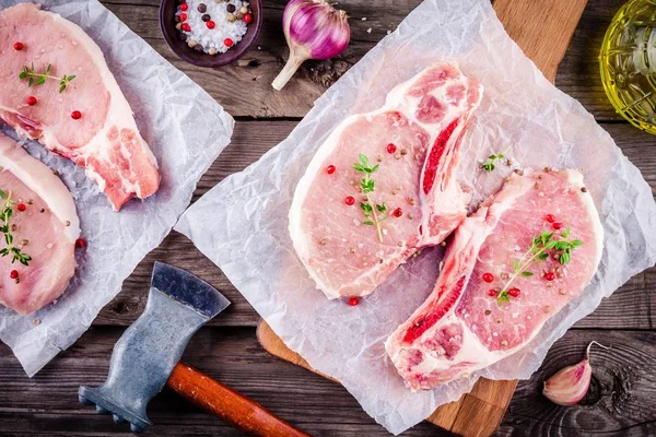 Carne crua fresca de porco em um contexto de madeira — Fotografia de Stock