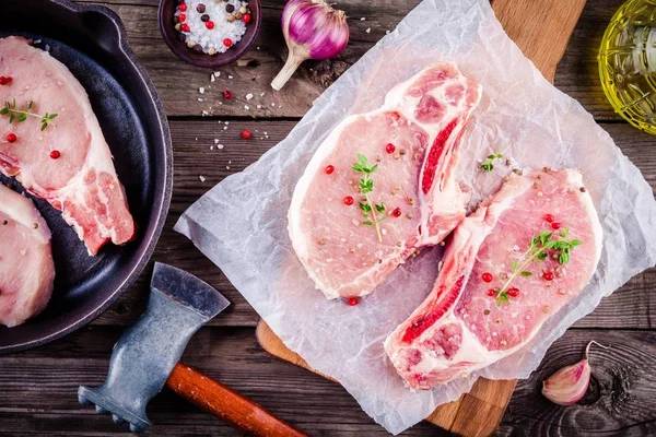 Carne crua fresca de porco em um contexto de madeira — Fotografia de Stock