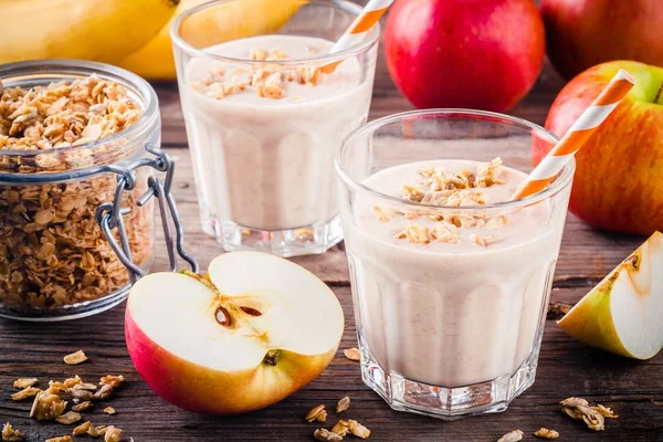 健康的早餐︰ 燕麦、 红苹果、 香蕉、 思慕雪 — 图库照片