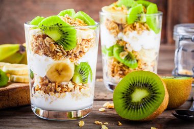 Sağlıklı Kahvaltı: yoğurt parfe granola, muz ve kivi