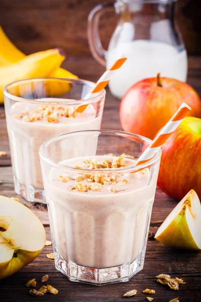 Desayuno saludable: batido con granola, manzana roja y plátano —  Fotos de Stock