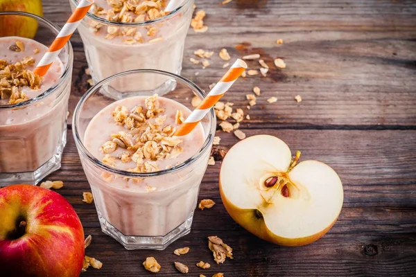 Desayuno saludable: batido con granola y manzanas rojas —  Fotos de Stock