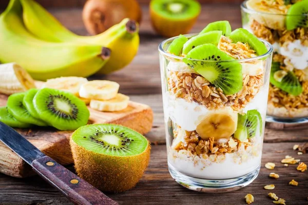 Petit déjeuner santé : yaourt parfait avec granola, banane et kiwi — Photo