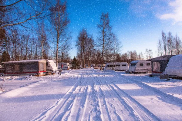 Camping med husvagnar i vinter — Stockfoto