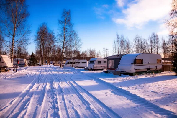 Camping med husvagnar i vinter — Stockfoto