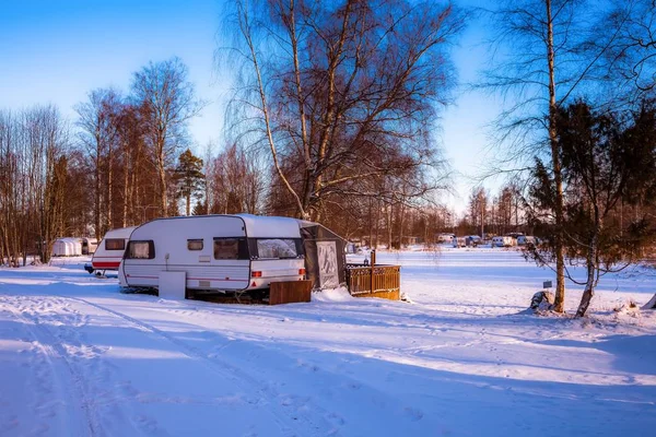 Camping med husvagnar i vinter — Stockfoto