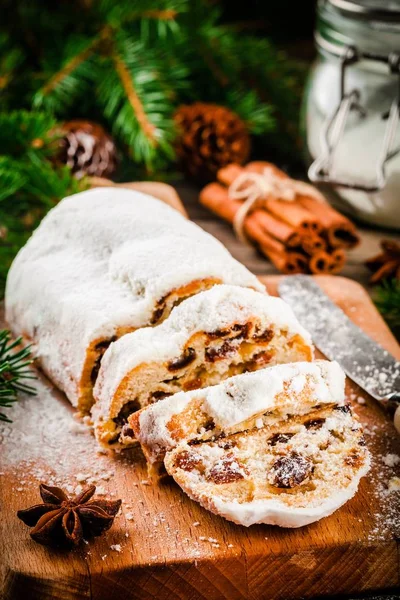 Bolo de frutas tradicional Natal stollen — Fotografia de Stock