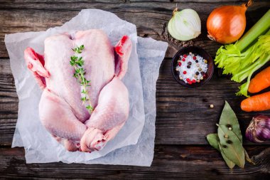 Çorba suyu için malzemeler: tavuk, havuç, kereviz, soğan 