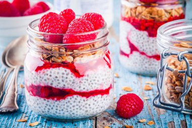 Chia puding frambuaz sos, granola ve taze frambuaz