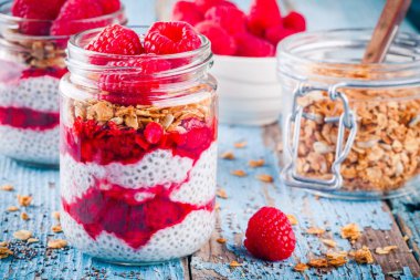 Chia puding frambuaz sos, granola ve taze frambuaz