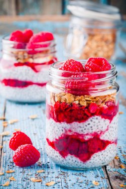 Chia puding frambuaz sos, granola ve taze frambuaz