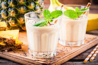 Ananas smoothie muz, chia tohum ve nane ile