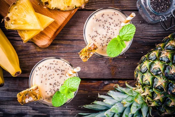 Batido de piña con plátano, semillas de chía y menta —  Fotos de Stock