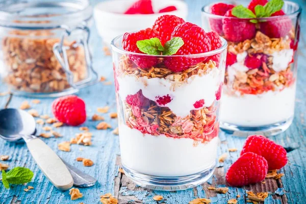 Desayuno saludable: parfait de yogur con granola y frambuesas frescas — Foto de Stock