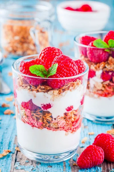 Desayuno saludable: parfait de yogur con granola y frambuesas frescas — Foto de Stock