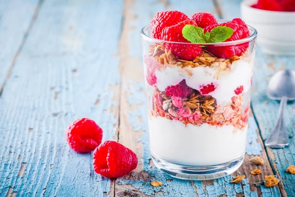 Desayuno saludable: parfait de yogur con granola y frambuesas frescas — Foto de Stock