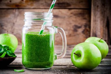 Yeşil elma ile sağlıklı yeşil güler yüzlü, ıspanak ve chia tohum mason kavanoza