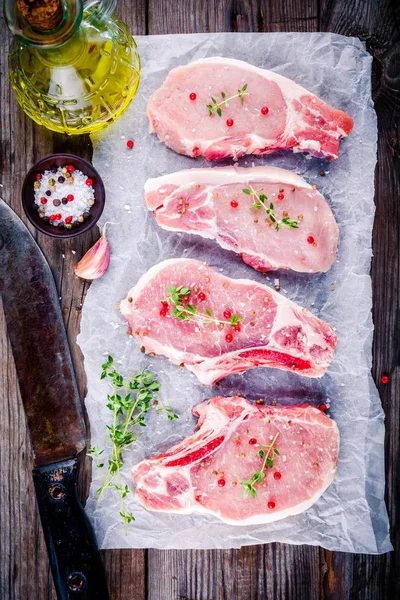 Carne crua fresca de porco em um contexto escuro — Fotografia de Stock