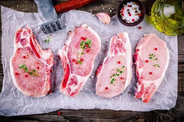 Carne crua fresca de porco em um contexto escuro — Fotografia de Stock